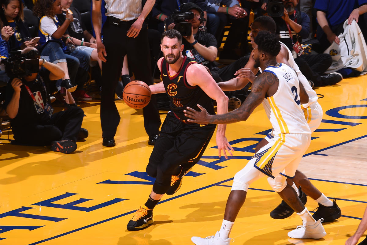 Kevin Love sofre falta dura, desloca ombro e deixa jogo dos Cavaliers - ESPN