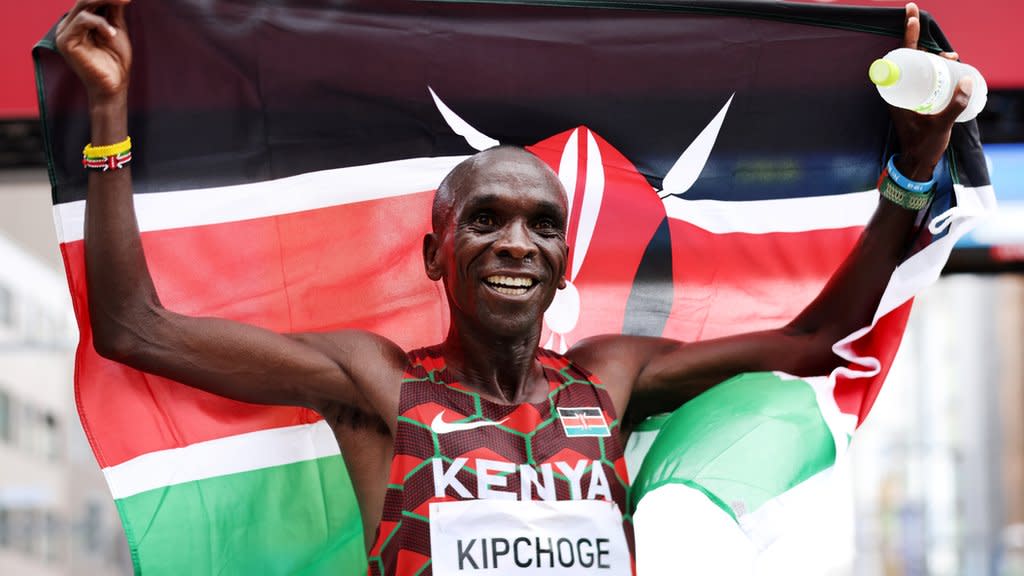 Eliud Kipchoge celebrates winning the men's marathon at the 2020 Olympic Games in Tokyo