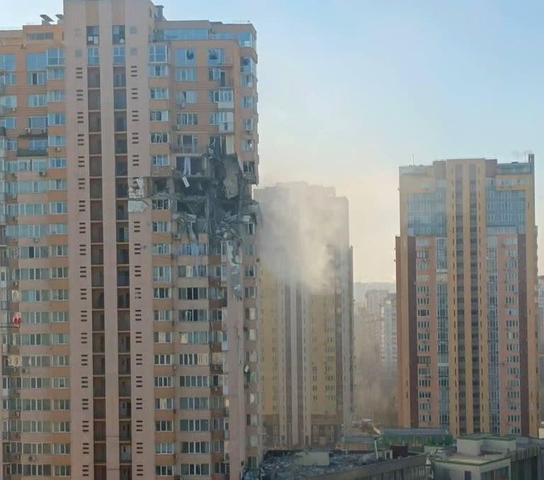 Un edificio afectado por el ataque de un misil ruso (@myroslavapetsa/)