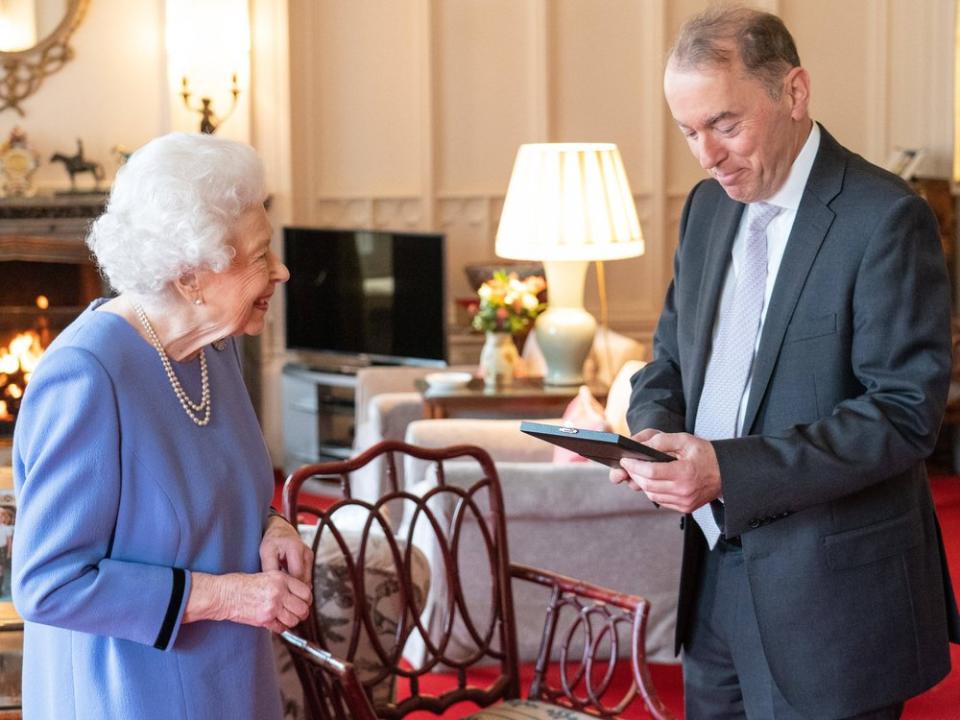 Queen Elizabeth II. und Thomas Trotter im Oak Room. (Bild: imago/ZUMA Press)