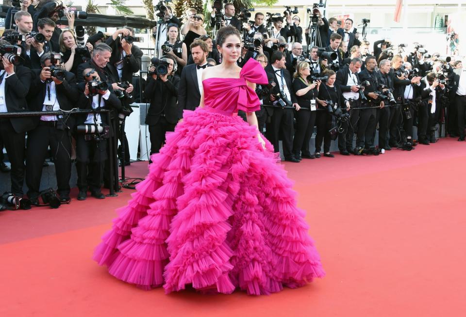 <p>L’actrice a décidé de miser sur la robe froufrou. Une tenue chargée qu’elle assume parfaitement sur le tapis rouge de la Croisette.<br> Crédit : Getty </p>