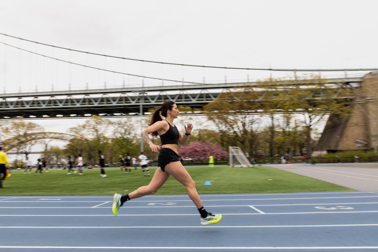 Christine Cieslak corre en la pista de Astoria Park en Queens, el 22 de abril de 2024. (Mimi d’Autremont/The New York Times).