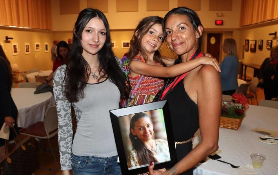 Ángela Ray Grantham –con sus hijas Clarrisa Burrill, de 18 años, y Natalie Grantham, de cinco– se gradúa como Medalla del Presidente Tony Cantú del Fresno City College, el viernes 19 de mayo.