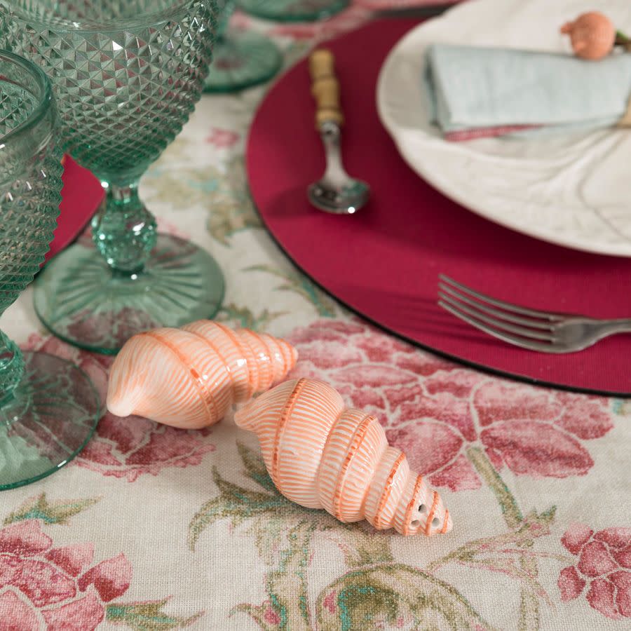 Mesa de verano decorada con adornos marinos