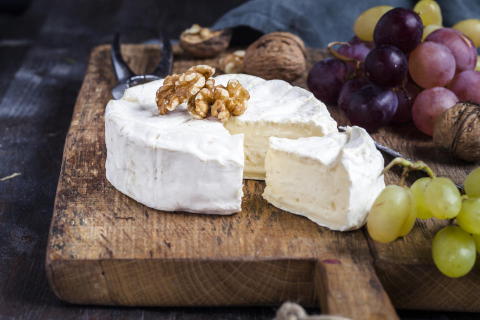 Einige Rohmilch-Käsesorten sollten gerade von Schwangeren gemieden werden. Dazu gehören unter anderem Camembert, Feta oder Tilsiter. (Foto: Getty Images)