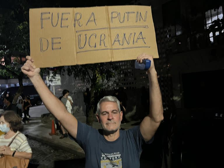 Carteles contra Putín en la embajada de Ucrania en Buenos Aires.