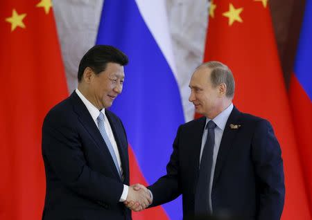 Russia's President Vladimir Putin (R) shakes hands with China's President Xi Jinping after a documents signing ceremony during their meeting at the Kremlin in Moscow, Russia May 8, 2015. REUTERS/Sergei Karpukhin