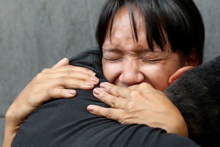 Mourners of the municipal lawmaker Fernando Alban react outside the headquarters of Bolivarian National Intelligence Service (SEBIN) in Caracas, Venezuela October 8, 2018. REUTERS/Carlos Garcia Rawlins