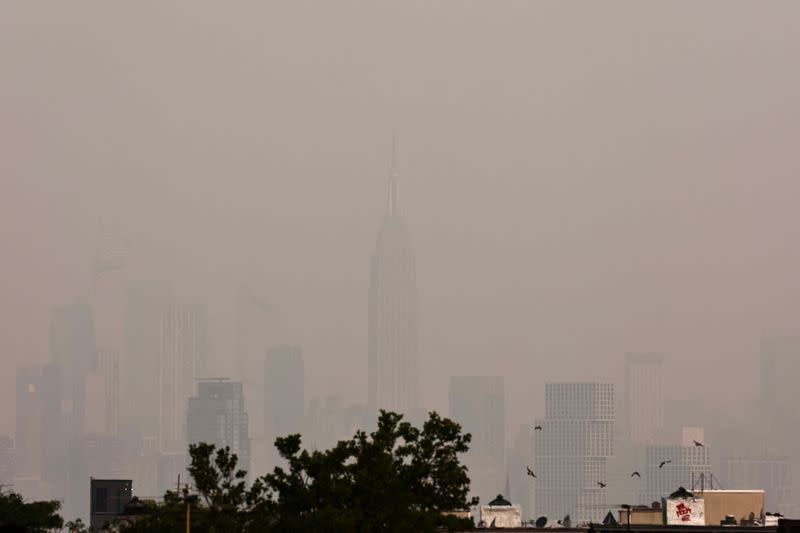 El edificio Empire State Building mientras está cubierto de neblina y humo, causado por un incendio forestal en Canadá, en el horizonte de Manhattan, en Nueva York, EEUU