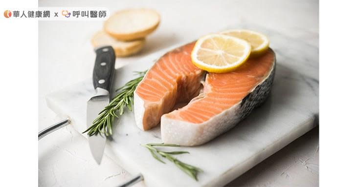 多攝取魚類，例如鮭魚、鱈魚等富含Omega-3脂肪酸，有助於促進乳汁分泌及提高質量。