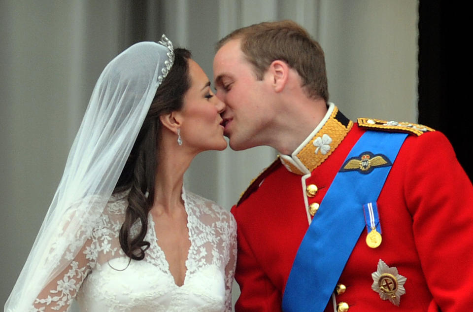 LONDON, UNITED KINGDOM - APRIL 29:  TRH Prince William, Duke of Cambridge and Catherine Middleton, Duchess of Cambridge kiss on the balcony of Buckingham Palace following their wedding on April 29, 2011 in London, England. (Photo by Anwar Hussein/Getty Images)