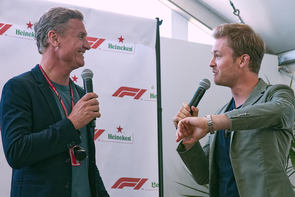 This is how I perform a nudge at the bar: Nico Rosberg and David Coulthard talking beer at the 2018 Canadian Grand Prix