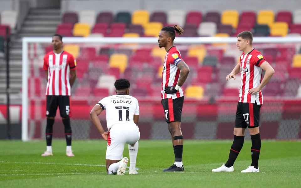 Brentford's Ivan Toney and Vitaly Janelt (right) stand as Rotherham United's Chiedozie Ogbene takes a knee prior to kick-off during the Sky Bet Championship match at the Brentford Community Stadium, London. - PA