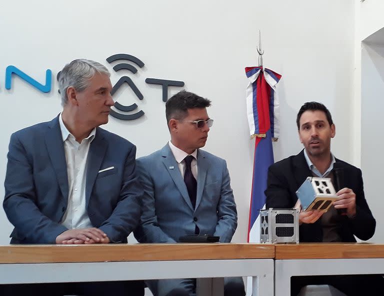 Miguel Sedoff, ministro de Educación y Ciencia de Misiones; Martín Bueno, CEO de FAN IOT; y Pablo Reimondi, líder del equipo que diseñó el nanosatélite misionero