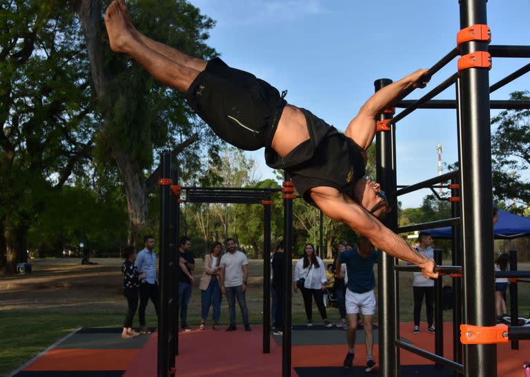 La calistenia es un sistema de entrenamiento basado en el uso del propio peso corporal, que existe desde la Grecia Antigua. Su etimología proviene de las palabras “kallos”, que significa “belleza”, y “sthenos”, que remite a “fortaleza”