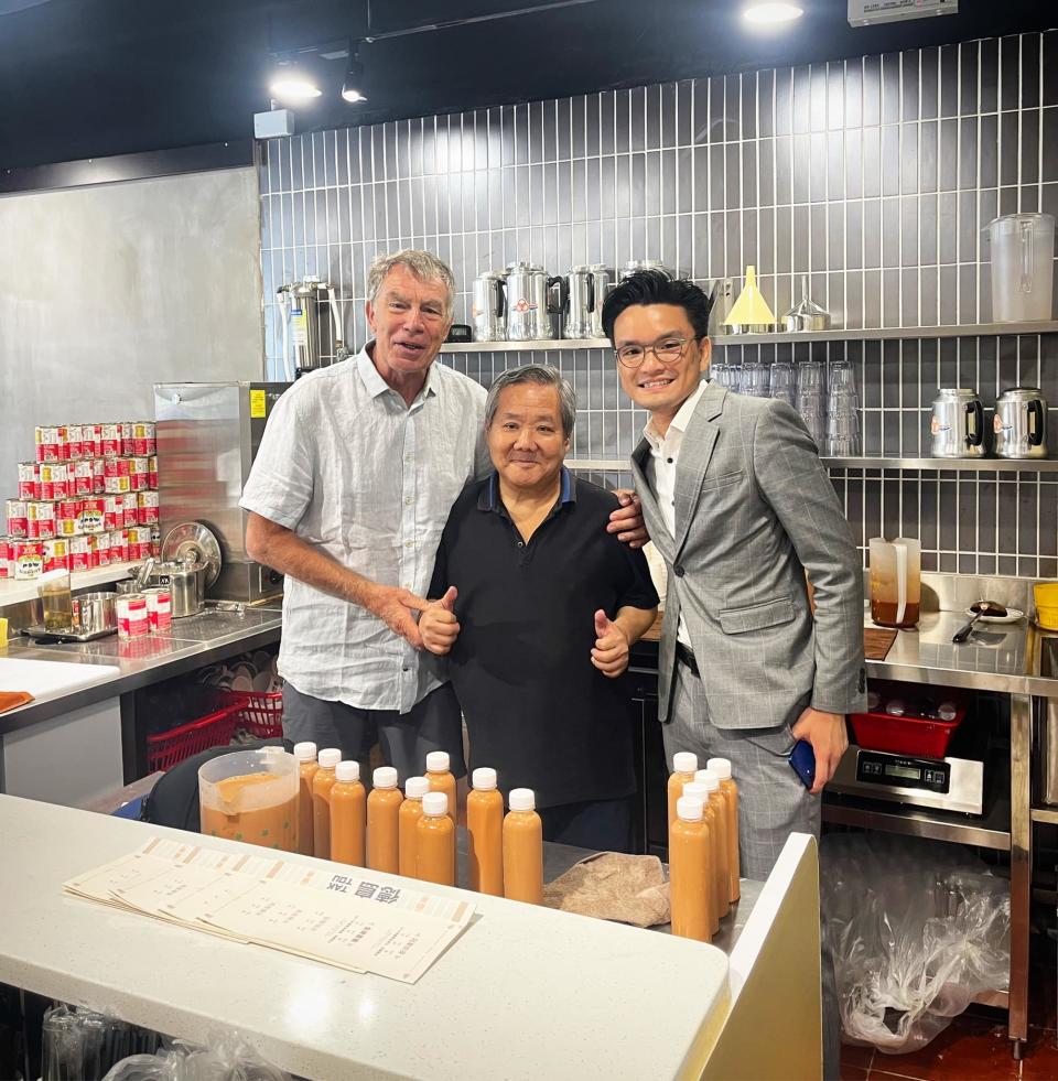 由羅德師傅（中）主理的茶餐廳「德島」於三周前開業，吸引到外國遊客到訪，一試其沖奶茶、鴛鴦的技藝。