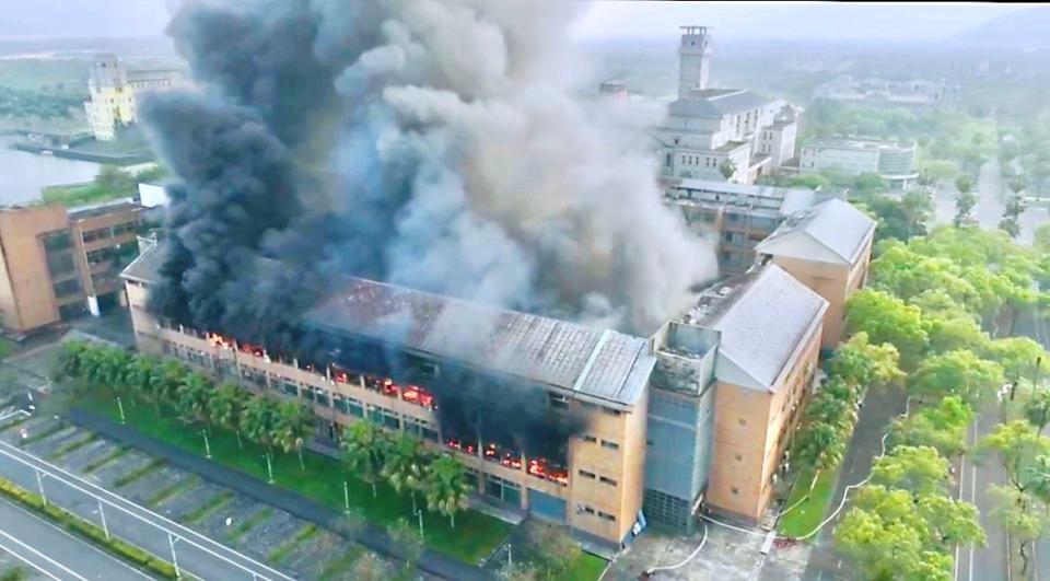 東華大學地震當天實驗室起火，建物嚴重受損。（翻攝東華大學臉書）