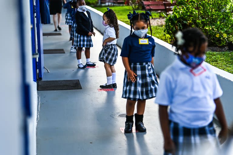 Estudiantes con barbijos en una escuela en Miami. (Photo by CHANDAN KHANNA / AFP)