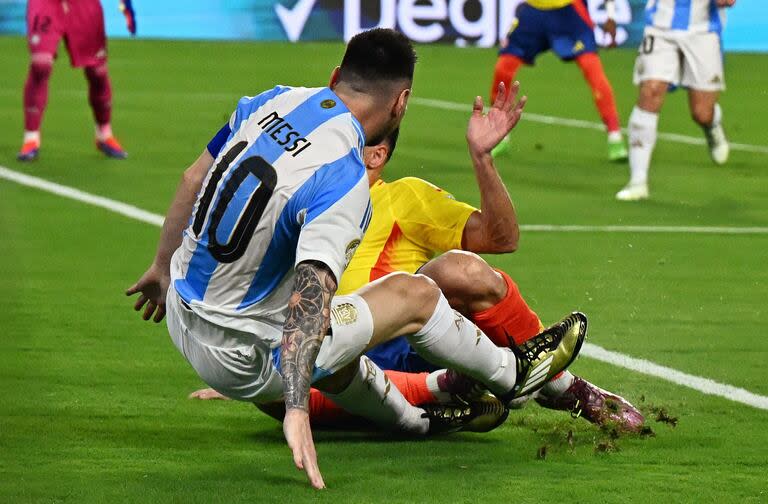 Lionel Messi lucha por la pelota con Santiago Arias.