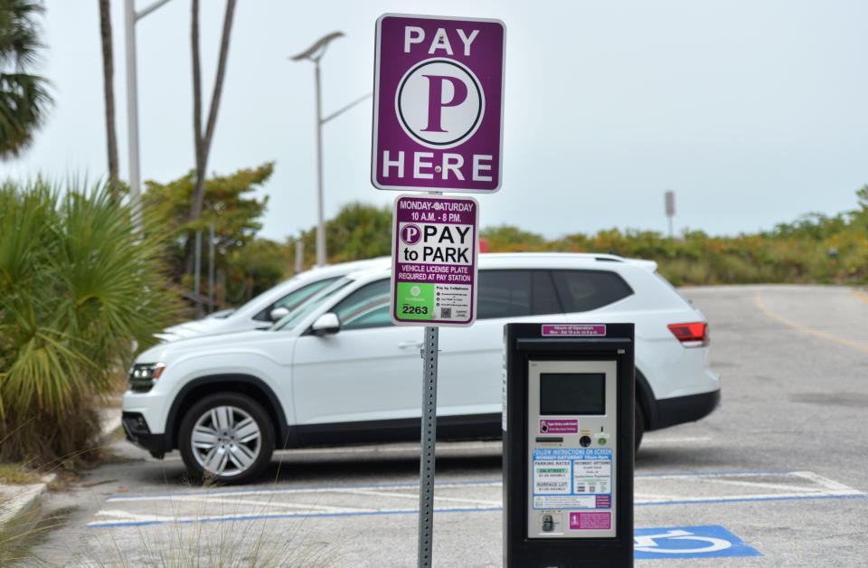 A handfull park parking spots are designated as paid parking at Lido public beach. However, parking spaces along Benjamin Franklin Dr. next to Lido Beach are still free. The City of Sarasota is considering changing that.
