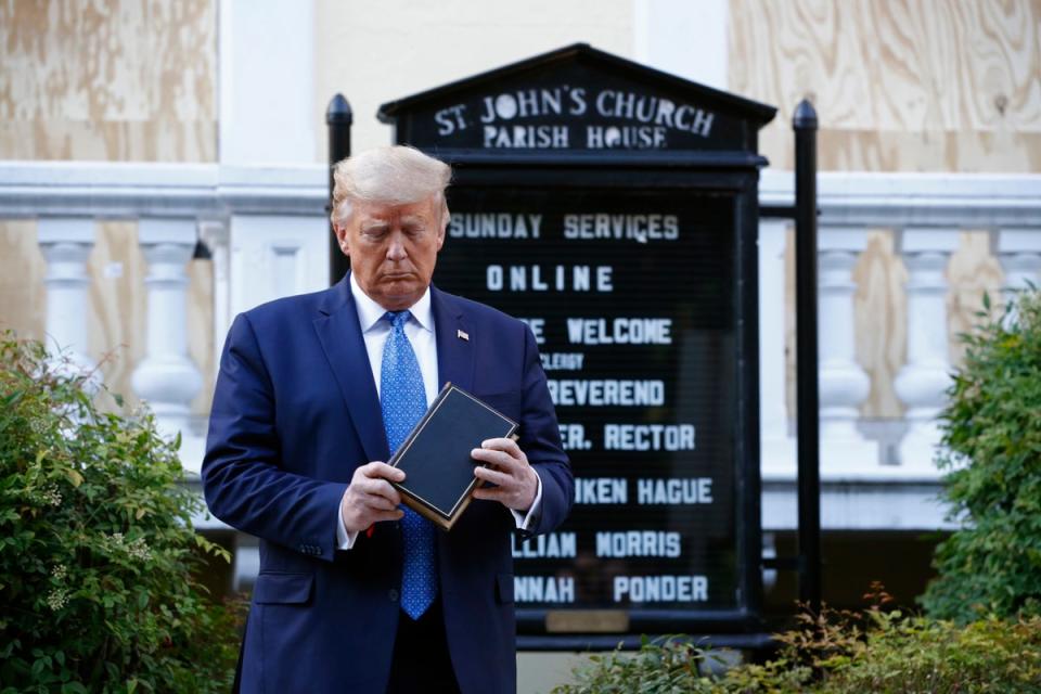 Trump wurde 2020 mit einer Bibel vor dem St. John's Parish House abgebildet, was viele Beobachter als Stunt verurteilten (Copyright 2020 The Associated Press. Alle Rechte vorbehalten.)