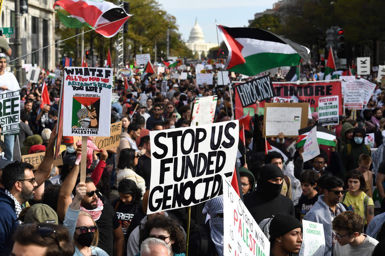 Manifestantes en apoyo a los palestinos en Washington, DC, el 4 de noviembre de 2023. Miles de personas, tanto israelíes como palestinos, han muerto desde el 7 de octubre de 2023, después de que militantes palestinos de Hamás, con base en la Franja de Gaza, entraran en el sur de Israel en un ataque sorpresa que llevó a Israel a declarar la guerra a Hamás en Gaza al día siguiente.