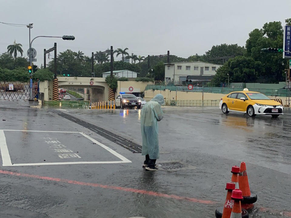 西南氣流影響，台南市局部區域31日上午出現強降雨，造成5個行政區12處淹水。（台南市政府提供）