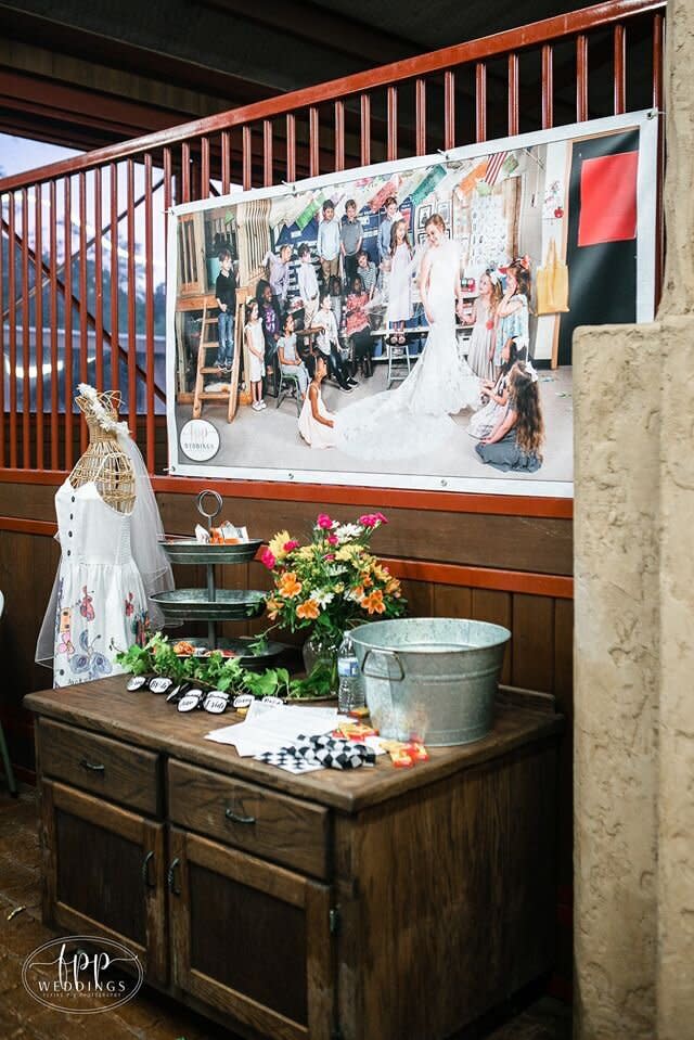 At Smith's wedding, she set up a table dedicated to her students.  (Photo: <a href="https://www.facebook.com/flyingpigphotos/" target="_blank">FLYING PIG PHOTOGRAPHY</a>)