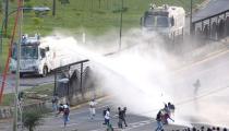 Opposition supporters clash with riot security forces at a rally against Venezuelan President Nicolas Maduro's government in Caracas, Venezuela June 22, 2017. REUTERS/Christian Veron