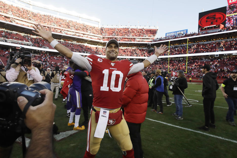 El quarterback de los 49ers de San Francisco Jimmy Garoppolo festeja tras vencer a los Vikings de MInnesota en el duelo divisional el sábado 11 de enero del 2020. (AP Photo/Ben Margot)