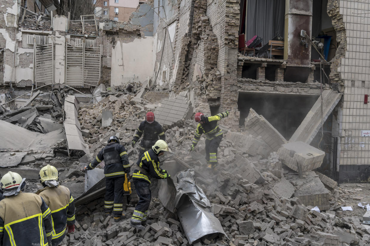 Un motociclista con una bandera ucraniana pasa por un otrora cuartel ruso impactado por misiles en Jersón, Ucrania, el 13 de noviembre de 2022. (Lynsey Addario/The New York Times)
