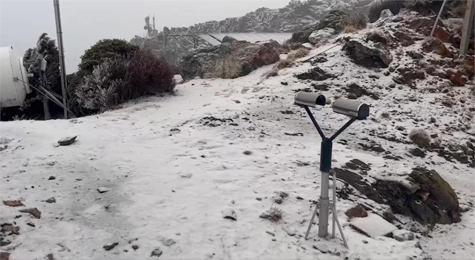 玉山雨夾雪「積雪1公分」 鄭明典曝北峰「這景象」：蒸發皿結凍！