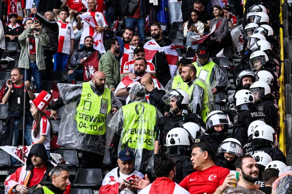 Police intervene to settle the situation (AFP via Getty Images)