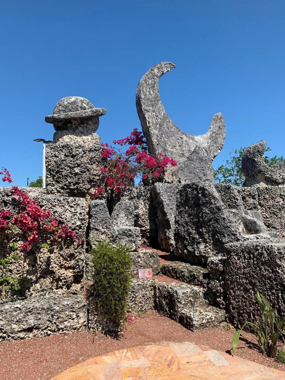 Un nuevo episodio del podcast Miami Oculto aborda los misterios del Coral Castle.