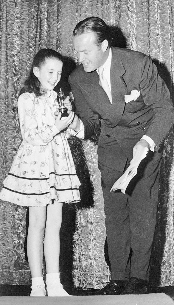 Margaret O’Brien accepts her Oscar from Bob Hope in 1944. (Photo: Bettmann/Getty Images)