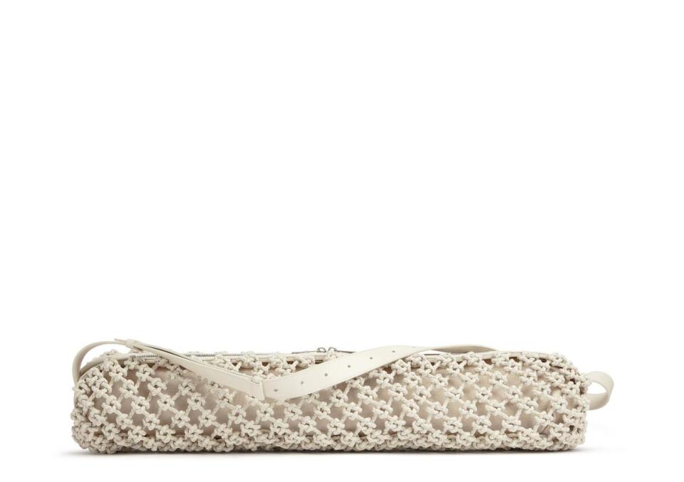 方形扭結編織羊皮瑜珈收納袋。NT$265,300。（BOTTEGA VENETA提供）
