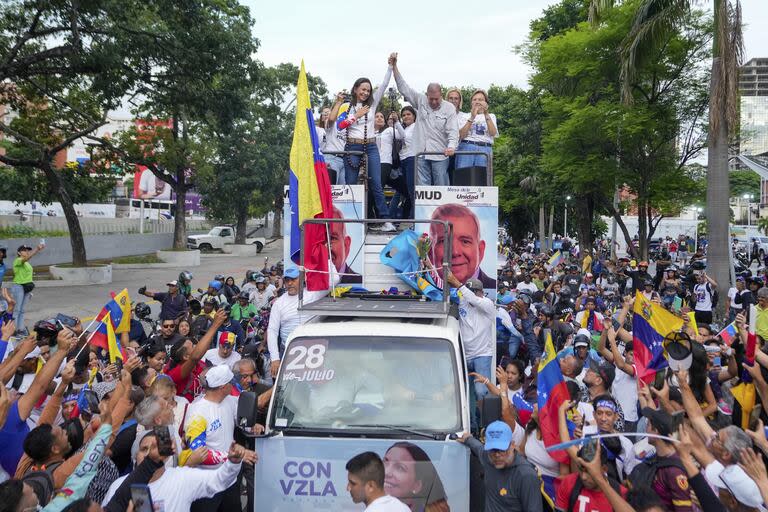 La líder opositora María Corina Machado y el candidato presidencial Edmundo González Urrutia durante el acto de cierre de campaña, en Caracas