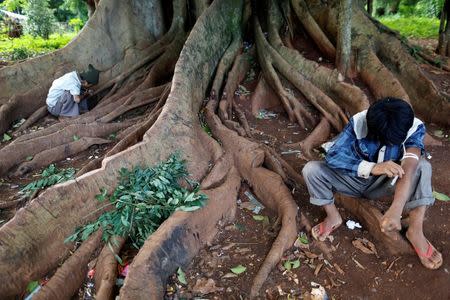 Men inject heroin into their arms along a street in Man Sam, northern Shan state, Myanmar July 11, 2016. REUTERS/Soe Zeya Tun