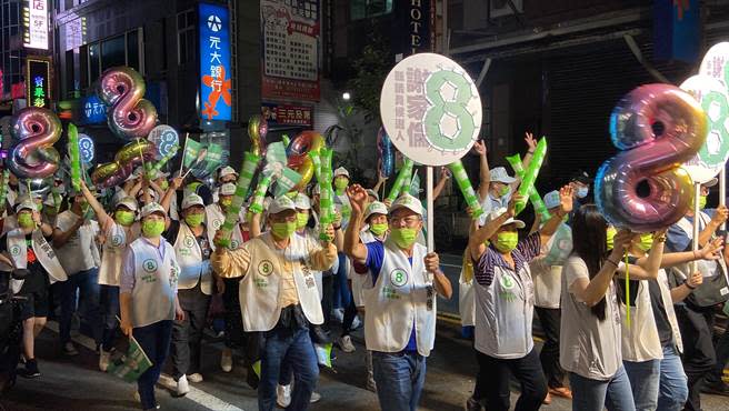 立法院長游錫堃率領所有代表民進黨參選的候選人，齊喊「終結貪腐、迎回正義」，支持者熱情湧上街頭、振奮士氣。（吳佩蓉攝）