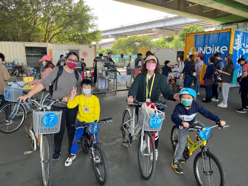 ▲歡度兒童節，新北市推出學童免費租借騎車優惠，邀請爸媽帶孩子來河濱騎車與賞花。（圖 ／新北市政府高灘地工程管理處提供）