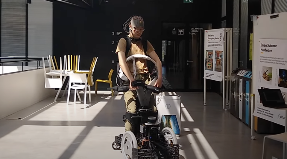No futuro, o sistema pode ser implantado em cadeiras de rodas motorizadas (Imagem: Reprodução/EPFL)