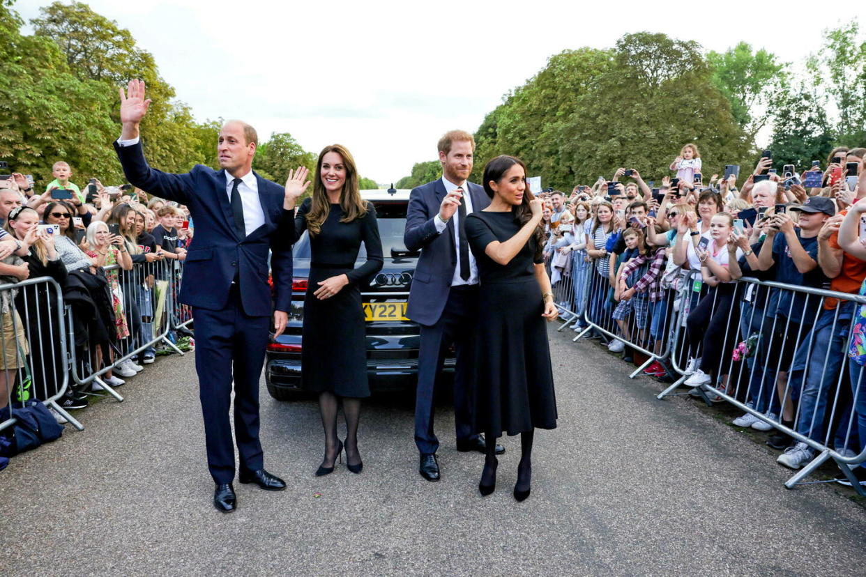 Le prince et la princesse de Galles accompagnés du duc et de la duchesse de Sussex à Windsor saluant les Britanniques venus présenter leurs condoléances après le décès de la reine Elizabeth II.  - Credit:Avalon / Starface / Cover Images