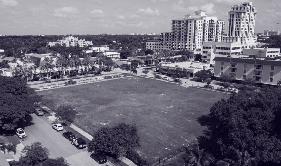 Una vista aérea de 1505 Ponce de Leon Blvd., en donde el urbanizador Rishi Kapoor planeaba construir una torre de condominios de lujo, el lunes 14 de agosto 2023, en Coral Gables, la Florida. Kapoor había estado alquilando una propiedad en parte propiedad del alcalde de Coral Gables Vince Lago directamente al otro lado de la calle.