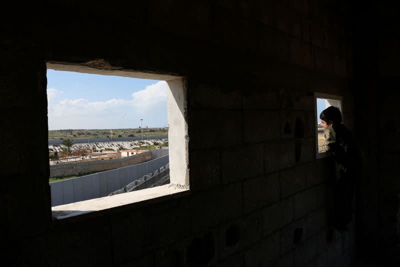 Displaced Palestinians who fled their houses due to Israeli strikes take shelter at the border with Egypt