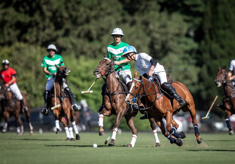 Poroto Cambiaso tuvo una buena actuación, pero La Dolfina-Brava, a pesar de los 3,5 tantos de ventaja, quedó lejos de la Copa Sarmiento en la cancha 6 de Tortugas.