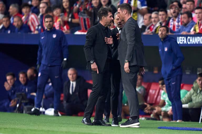 Diego Simeone cara a cara con el director deportivo de Borussia Dortmund Sebastian Kehl. (Photo by Jose Manuel Alvarez/Quality Sport Images/Getty Images)