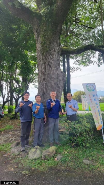 宜蘭縣冬山鄉柯林國小建校一甲子，文史工作者陳榮楷老師願將珍藏六十年「先總統蔣公七秩晉八紀念酒」贈送柯林國小做為校慶祝賀禮，柯林國小校長任立誠歡迎參加。（圖：陳榮楷提供）