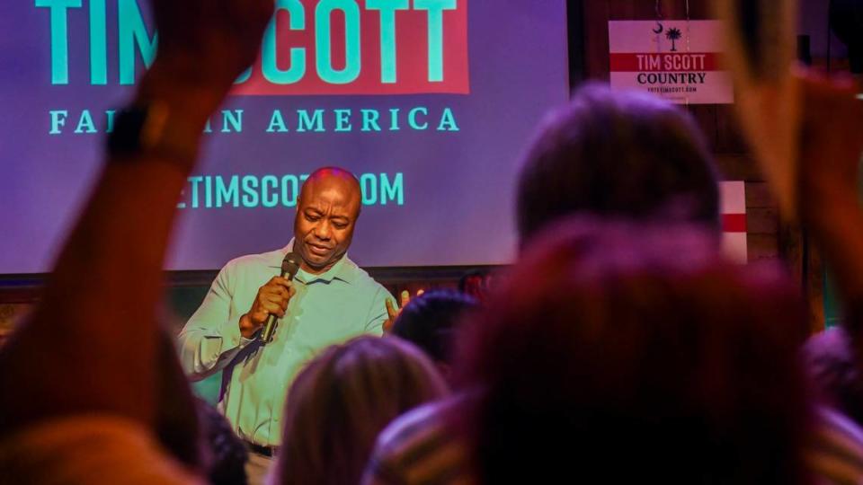 A crowd of at least 200 hundred people cheer and applause after GOP presidential candidate Sen. Tim Scott takes the stage for his campaign stop on Friday, Oct. 6, 2023, at Corner Perk Brunch Café in Old Town Bluffton. Drew Martin/dmartin@islandpacket.com