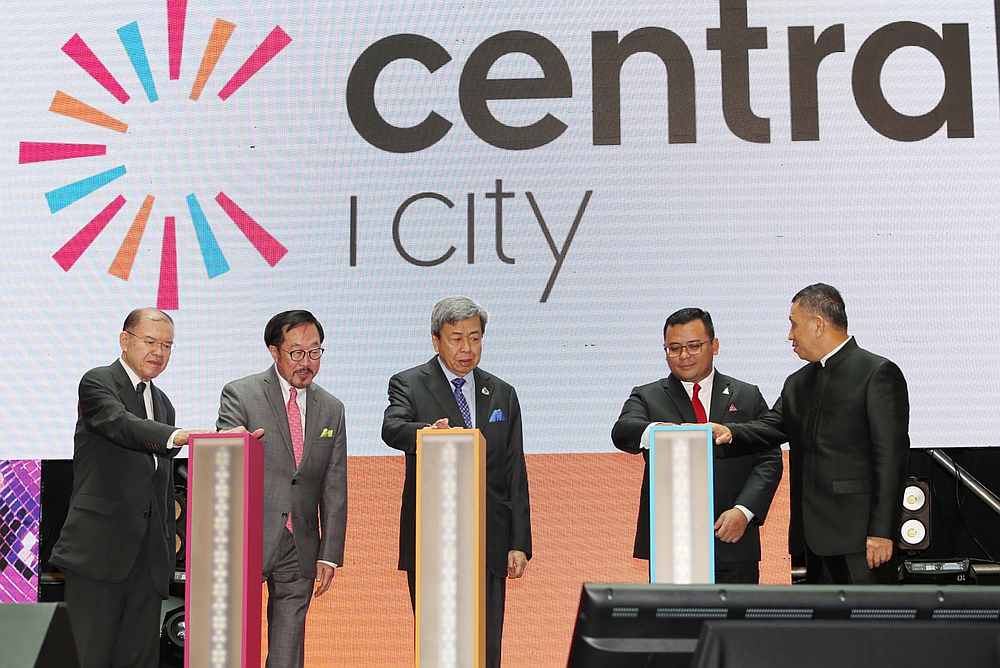 Sultan Sharafuddin Idris Shah (centre) at the grand opening of Central i-City in Shah Alam June 15, 2019. With him are (from left) Dr Supachai Panitchpakdi, Sudhitham Chirathivat, Amirudin Shari and Tan Sri Lim Kim Hong. — Picture by Choo Choy May.