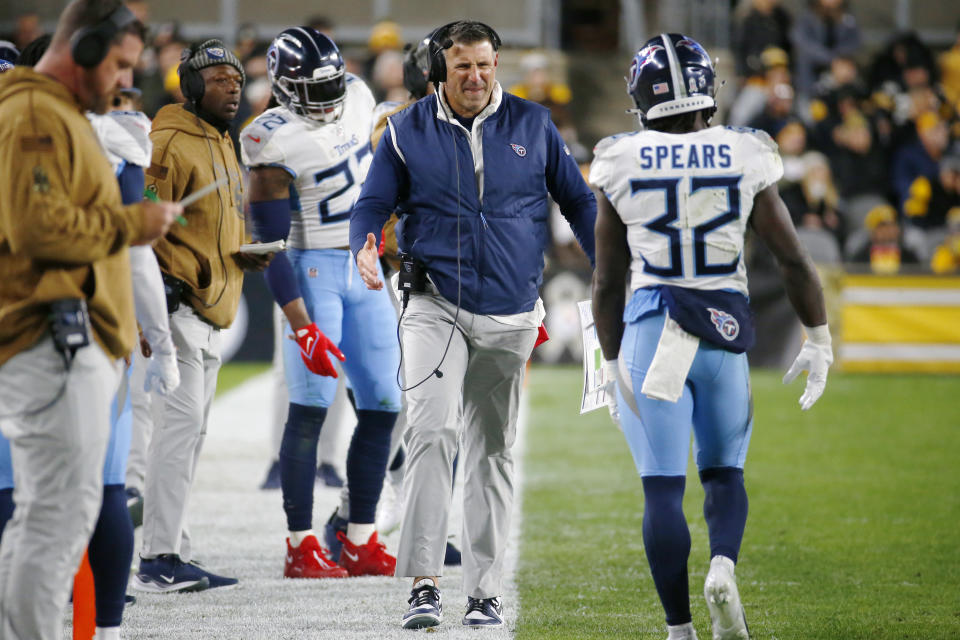 PITTSBURGH, PENNSYLVANIA – NOVEMBER 02: Tennessee Titans head coach Mike Vrabel and <a class="link " href="https://sports.yahoo.com/nfl/players/40119" data-i13n="sec:content-canvas;subsec:anchor_text;elm:context_link" data-ylk="slk:Tyjae Spears;sec:content-canvas;subsec:anchor_text;elm:context_link;itc:0">Tyjae Spears</a> #32 of the Tennessee Titans react to a play in the first half against the <a class="link " href="https://sports.yahoo.com/nfl/teams/pittsburgh/" data-i13n="sec:content-canvas;subsec:anchor_text;elm:context_link" data-ylk="slk:Pittsburgh Steelers;sec:content-canvas;subsec:anchor_text;elm:context_link;itc:0">Pittsburgh Steelers</a> at Acrisure Stadium on November 02, 2023 in Pittsburgh, Pennsylvania. (Photo by Justin K. Aller/Getty Images)